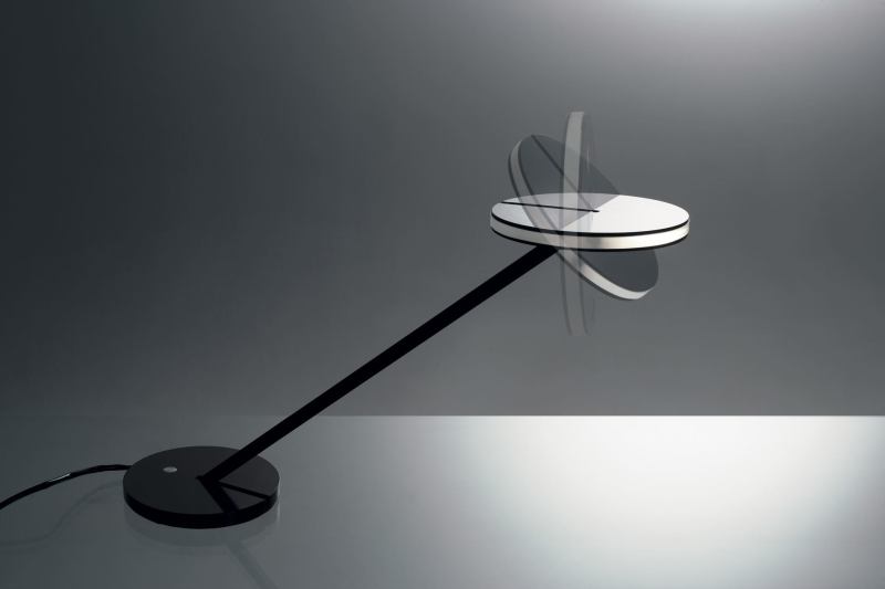 Itis task light

 Artemide

www.artemide.us

Steel body, base, and head in black or white finish



Transparent polycarbonate side diffuser



Stem pivots at base up to 90 degrees



Head rotates up to 180 degrees



Touch dimmer on base LED light source



Designed by Naoto Fukasawa