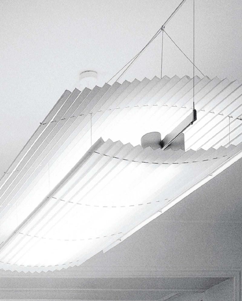 Flyer Solo ceiling fixtureInter-luxwww.inter-lux.com

Glare-free, uniform direct and indirect lighting - Sail made of permanently pleated, antistatic, soilproof white microfiber material - Height-adjustable - Compact fluorescent lamps