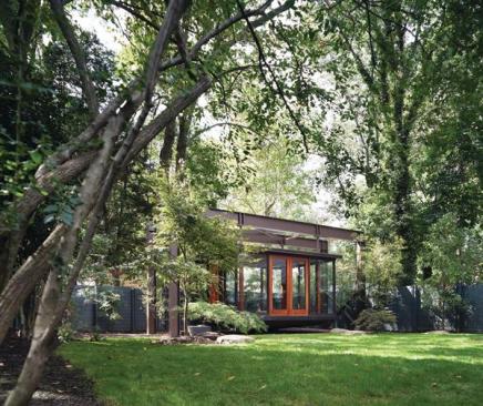 The structurally hung pavilion has a wind stabilizer, and mechanicals are embedded in the floor, with lines to underground compressors. A truck bed liner material protects the bottom.
