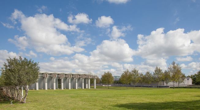 South façades of the new Renzo Piano Building Workshop-designed pavilion to the left and the existing Louis Kahn-designed building to the right, separated by a 65-yard-wide lawn. Photographed September 2013.