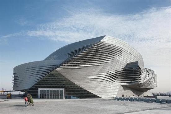 Louvers+in+the+skin+expose+the+glass+envelope+underneath%2c+while+allowing+daylight+to+penetrate+public+spaces+and+airflow+to+naturally+ventilate+the+building.