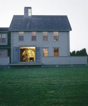 In place of the old windows, French doors open the living room to a deck that gazes out over the ocean.