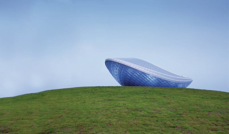 The quilted cladding lining the underbelly of the ARC is an ETFE pneumatic cushion system. This façade system is lightweight, exerting minimal load on the pavilion’s steel structure. It also maintains a weathertight enclosure and provides a high-performance building skin with a high insulation value.