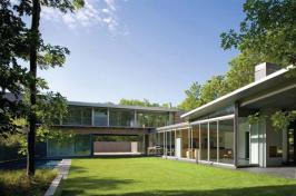 By wrapping the one room deep house around the property, the architects formed a central courtyard and covered terraces.