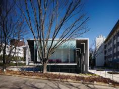 The+Mizuta+Museum+of+Art+houses+a+collection+of+Ukiyo-e+prints.+The+Japanese+term+translates+as+%e2%80%9cpictures+of+the+floating+world%2c%e2%80%9d+and+it+provided+the+central+theme+for+Studio+SUMO%e2%80%99s+design%3a+Gallery+volumes+appear+to+float+within+a+concrete+wrapper.+