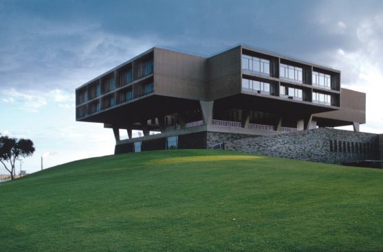 Eero Saarinen's Milwaukee War Memorial Center, winner of a 1955 P/A Award. 