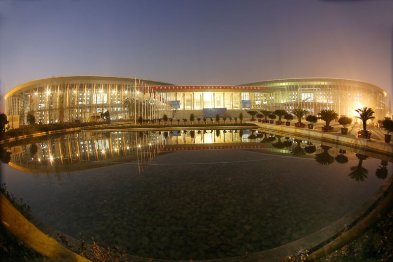 The National Exhibition and Convention Center in Shanghai is illuminated to mark the completion of its construction work yesterday. Co-built by the Ministry of Commerce and the Shanghai city government, the new center will be the world’s largest single-building exhibition complex, with 500,000 square meters (5,382,000 square feet) of exhibition space. The facility, near the Hongqiao transport hub, is expected to come into operation in the first half of next year.