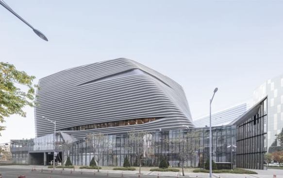 The+first+floor+is+a+transparent+base+that+invites+people+in%3b+the+upper+levels+house+showrooms+and+are+largely+windowless.