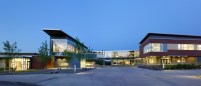 The+Entry+Piazza+and+Glass+Bridge+connect+the+state-lined+schools+to+extend+the+learning+environment.