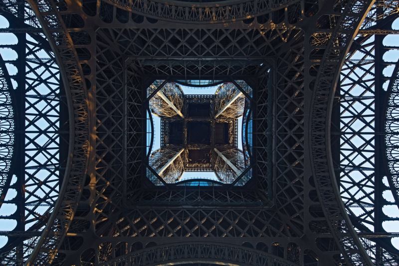 The 85-foot-square central void played a vital role in the project team's staging. A glass skywalk follows the rather baroque curves around this interior perimeter.