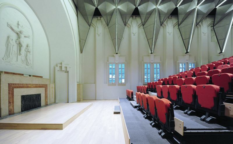 The aluminum mesh screens were sized and cut on-site to ensure its grid-based support framing looked in line with the existing space’s non-parallel sidewalls.