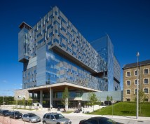 The hospital is organized into stacked "neighborhoods of care," supported on a podium conceived as an “urban porch,” which contains a caf&eacute;, auditorium, resource center, and terrace organized to invite gatherings of varying sizes.