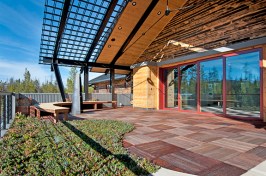 Minimizing maintenance throughout the home’s lifespan, Linetec finished Loewen’s windows and doors in an orange-red Bonfire color, part of Valspar’s Fluropon Premiere, a three-coat 70% PVDF resin-based, high-performance architectural coating.