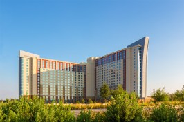 Two new hotels—an 18-story, 340,000 square feet, 500-room hotel tower and a 15-story, 297,000 square feet, 500-room hotel tower—complement and connect to an
existing 12-story, 400-room hotel in a ‘y’ configuration.