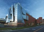 The+Weisman+Art+Museum+at+the+University+of+Minnesota%2c+showing+the+original+1993+fa%c3%a7ade+and+the+2011+addition%2c+both+designed+by+Frank+Gehry.