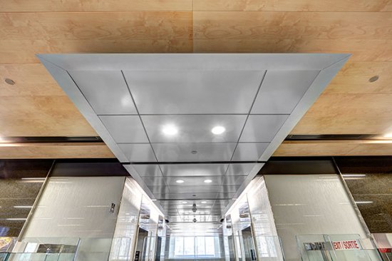 A new 650,000-square-foot, 17-story federal office complex at
90 Elgin Street is one of the largest, new construction projects in
Ottawa’s recent history.