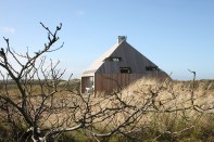 Horizontal windows on the east fa&ccedil;ade recall the feeling of being in a bird-watching observation tower.
