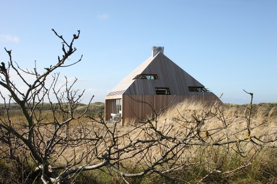 Horizontal windows on the east fa&ccedil;ade recall the feeling of being in a bird-watching observation tower.