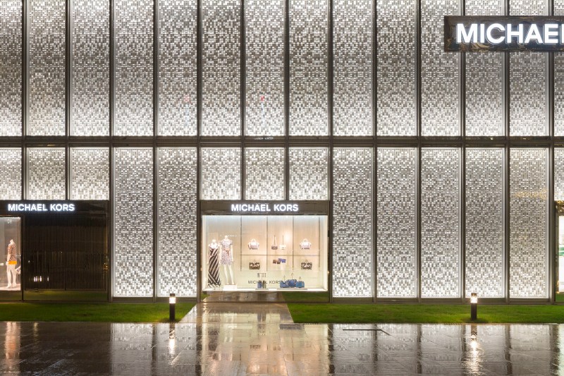 Narrow optic wall grazers are located at the top and
bottom of each panel and are coordinated with the reflector angles to create a
sense of depth using a pattern of light and shadows across the fa&ccedil;ade.