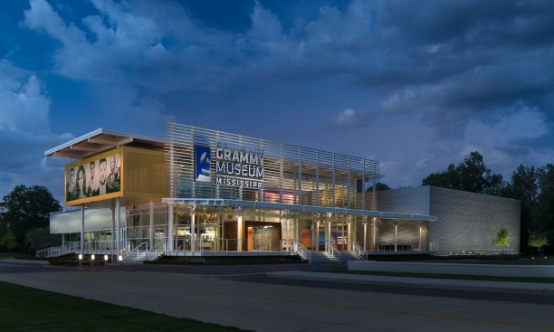 The contemporary design of the museum recalls familiar elements such as the large front porch which can be found on so many Southern homes and corrugated metal siding reminiscent of rural farm buildings .
