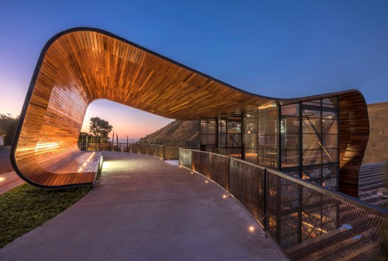 Porte cochère for Ateliê Wäls brewery's restaurant and taproom, in Belo Horizonte, Brazil