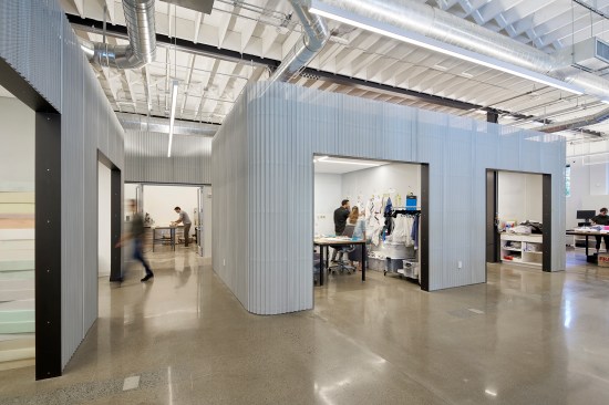 SAW fashioned corrugated metal into an “opaque boundary and porous threshold” that distinguishes individual and collaborative spaces at the Casper Labs R&D workshop in San Francisco. 