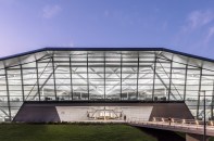 Linear 4000K uplights provide lighting in the open office area and also celebrates the angled high
ceilings in the space viewed from inside and outside.