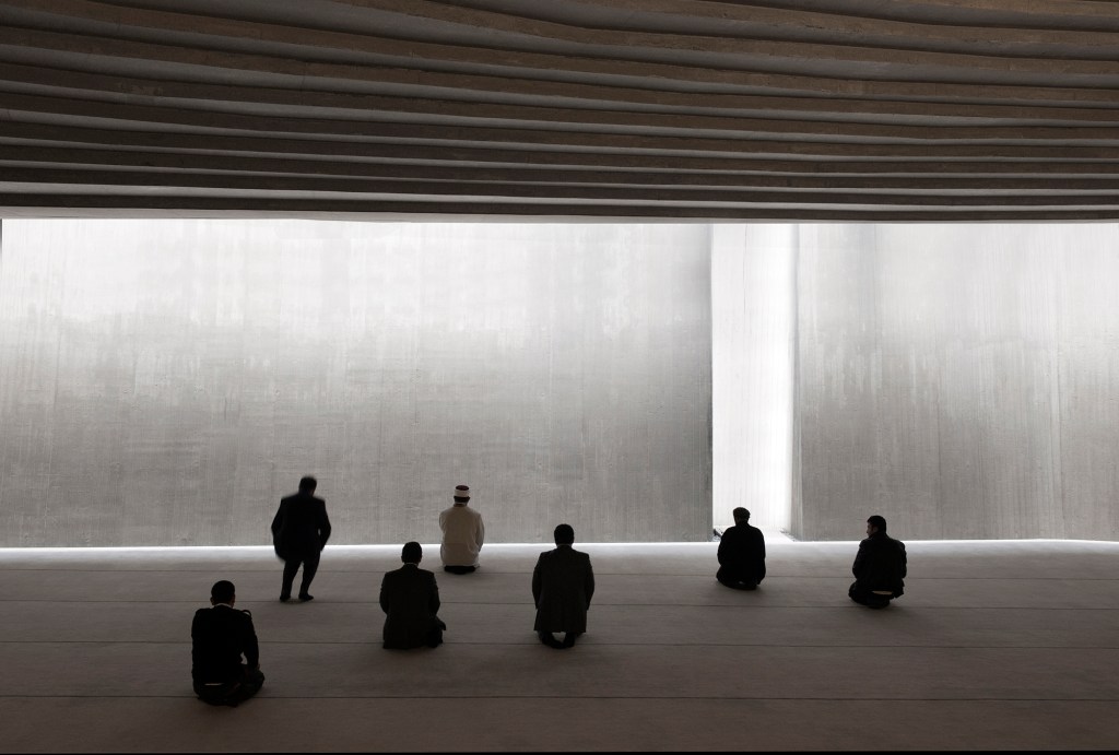 TUR, Tuerkei, Buyuk Cekmece, die Sancaklar Moschee in einem Vorort von Istanbul, Architektur von Emre Arolat Architects 2014 | TUR, Turkey, Buyuk Cekmece, the Sancaklar Mosque in a suburb of Istanbul, architecture by Emre Arolat Architects 2014