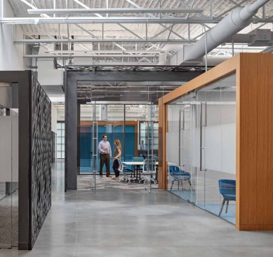 Creation of glass and roofed “boxes” within the larger envelope contribute to the open, light-filled environment, giving employees additional
collaborative and huddle spaces.
