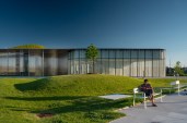 The varied ceramic frit pattern on the glazing at the northwestern end of the building shields the children’s reading area, while still offering views out to the landscape and play area beyond.