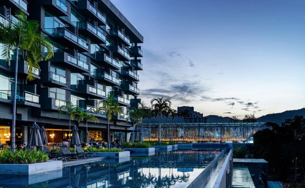 The timber and steel pavilion hovers over the pool framing views to the sea and the hills beyond, also
screens the pool deck from future neighbouring development