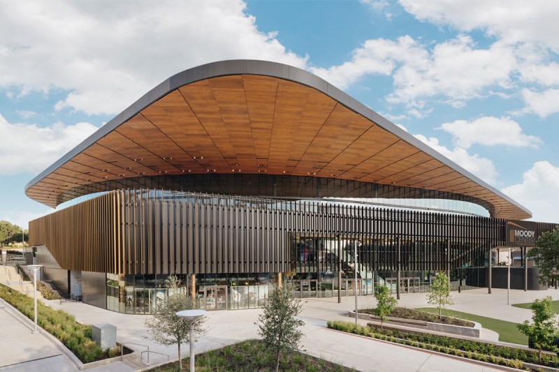67,000 square feet of ALPOLIC/fr metal composite materials in three custom finishes adorn Austin's award-winning entertainment venuePhotography by Chase Daniel for ALPOLIC