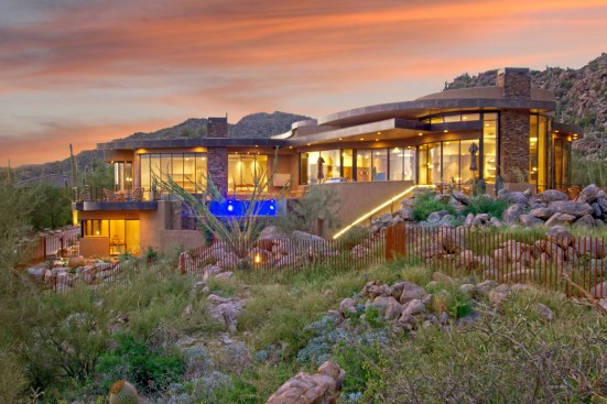 REAR ELEVATION
Earth tones of building materials help this home to blend seamlessly with the desert surroundings.
