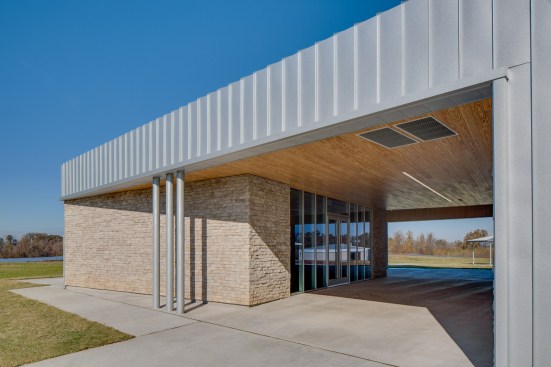 Vending, operated by an independent agency, was integrated into the building, but separated by an open breezeway. Angled walls and roof overhangs shade the glass. Gutters and down-spouts frame the openings.
