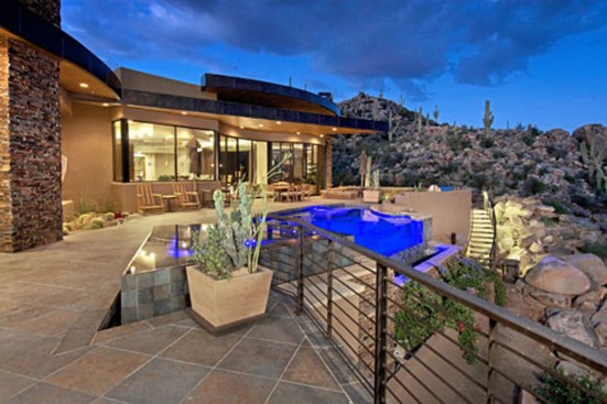 PATIO + POOL + SPA
Infinity-edge Pool, set just above the Patio level, almost touches the boulder-strewn landscape.
