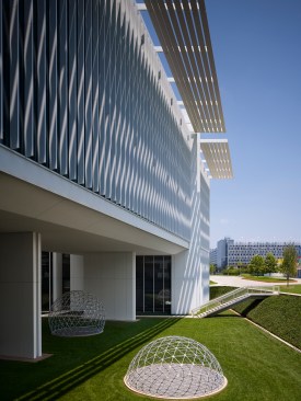 The east elevation acts as a bridge form and enclosure for the central 
courtyard. The geodesic “bubble” symbolizes natural gas rising to the surface.

