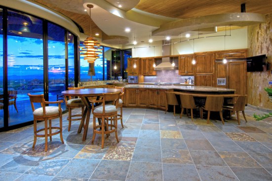KITCHEN
Entertaining Kitchen continues the open feeling of the Great Room, with its uniquely curved and inter-woven ceiling soffits.
