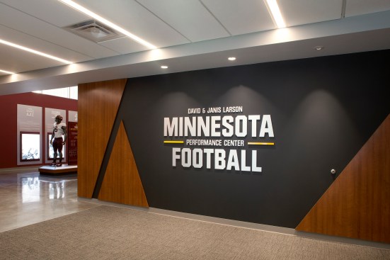 The state-of-the-art David and Janis Larson Minnesota Football Performance Center includes a
locker room, sports medicine, staff offices and a 16,000-square-foot weight room. The sleek
finishes and exciting graphics invigorate the space.