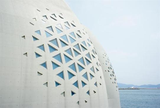 The ocean-facing western fa?ade of the Theme Pavilion comprises solid concrete to withstand the natural elements.