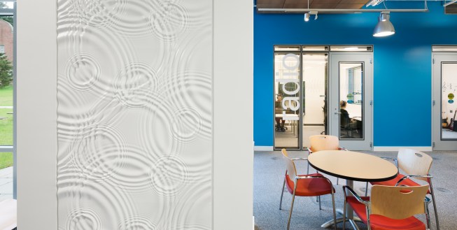 To help orient students,
tactile landmarks are
provided throughout the
Center.