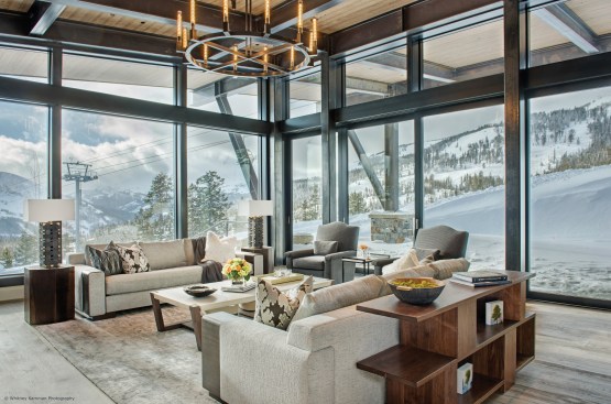 Kolbe’s TerraSpan lift and slide 90-degree inverted corner unit opens up two sides of the living room to expand the interior to a spacious deck outside.