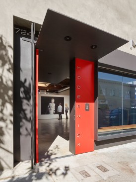 A series of steel frames, planes, and lines are sculpted to create a viewing portal and primary entry into the gallery.