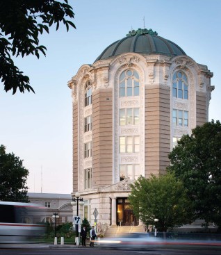 SUFFRAGETTE CITY A WOMEN?S MAGAZINE BUILDING TURNED CITY HALL IN UNIVERSITY CITY, MO., IS RESTORED TO ITS BEAUX ARTS GLORY WHILE INCORPORATING BEHIND-THE-SCENES GREEN TECHNOLOGY THAT ADDRESSES THE LARGER ISSUE OF SUSTAINABLE HISTORIC PRESERVATION.