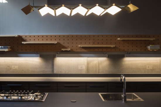 Kitchen with custom designed ZAG lamp and POI modular system
