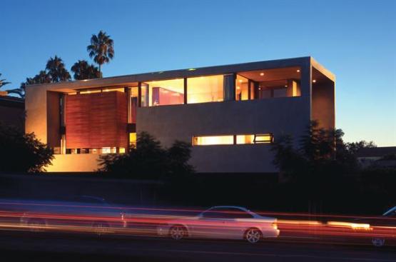 The homes serene atmosphere belies its busy urban location.