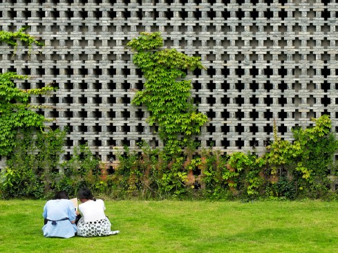 This permeable brick wall for Building 15 on the Xiangshan campus of the China Academy of Art references the traditional masonry construction shown below.