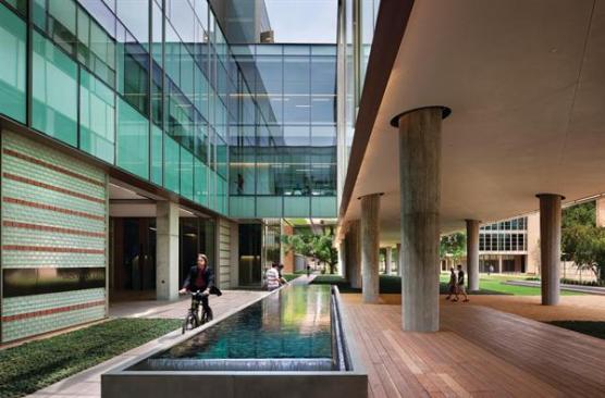 However, glazing is dominant in the courtyard between the two volumes, allowing daylight to penetrate the interiors.