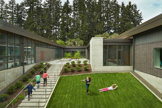 The+building+engages+the+landscape+with+a+hill+for+playing+and+an+amphitheater+for+learning.