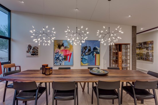 The central structural beam organizes the main circulation spine of the home.  This main pathway 
through the home is also defined by the exposed concrete flooring. 