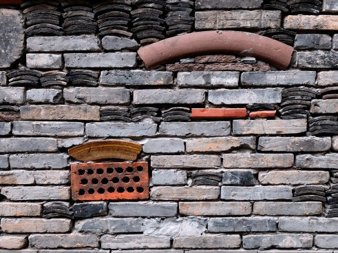 This detail of the wapan tiling method at the Hangzhou Academy of Art&nbsp;by Amateur Architecture Studio, in &nbsp;Hangzhou, China, shows new uses for reclaimed building materials.